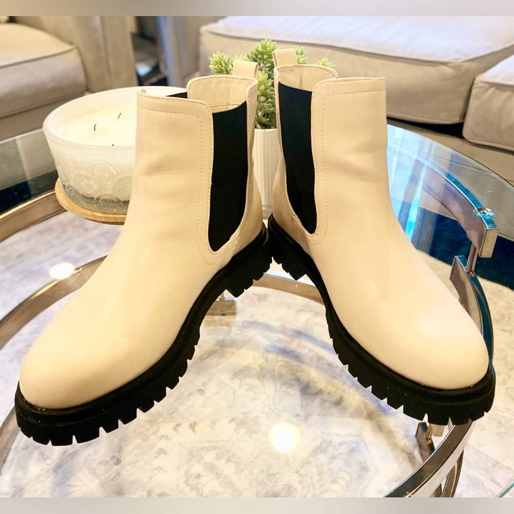 Old Navy Cream Chelsea Women’s Lug Boots with Black Elastic Panels size 9.5